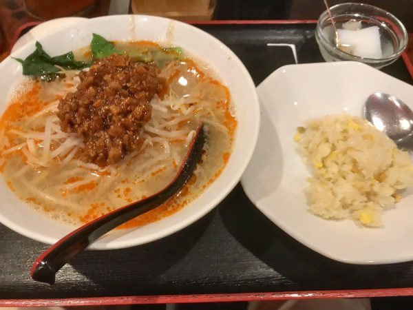「白胡麻坦々麺➕半チャーハン」@香港居酒屋 香港屋台の写真