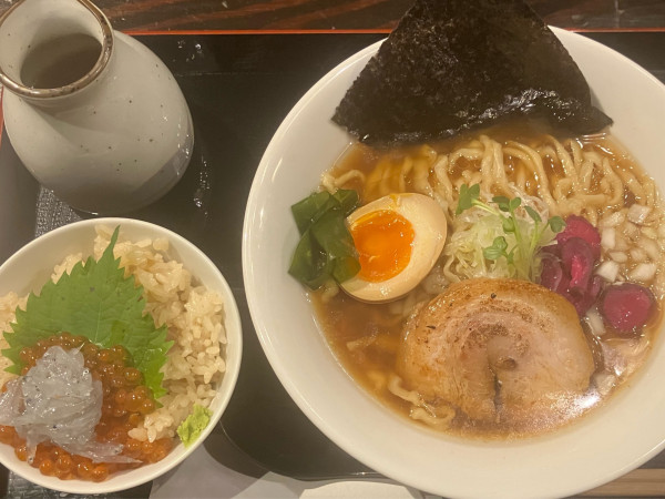 「鶏ガラ生醤油らーめん980円茶漬け390円」@麺処 三虎の写真