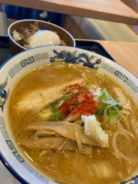 「満腹セット味噌1200円」@札幌らーめん大心 新千歳空港店の写真