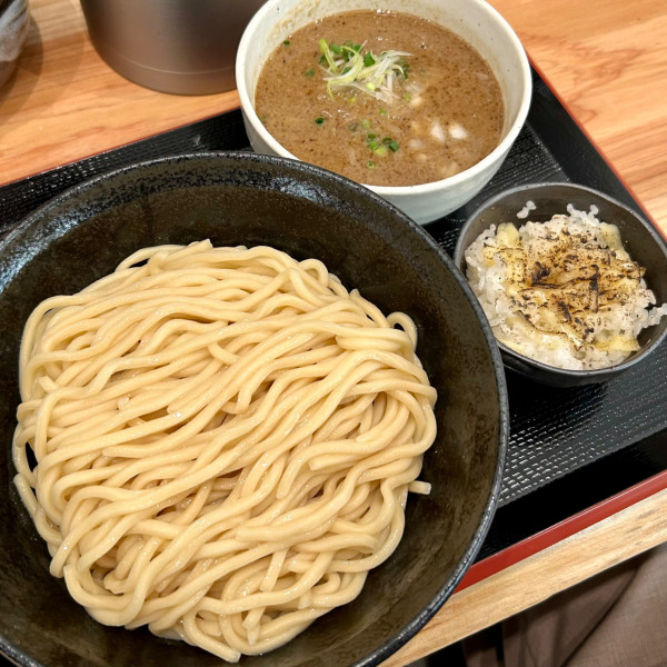 「濃厚魚介つけそば（大）＋チーズダイブめし」@つけそば 九六 谷和原IC店の写真