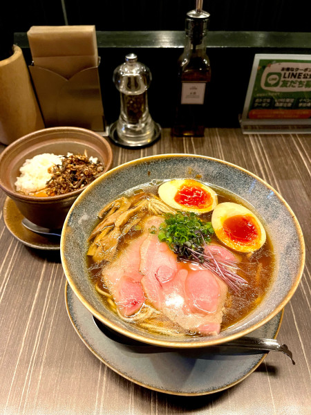 「極上味玉付き中華蕎麦(鶏醤油) TP 佃煮の卵かけご飯」@中華蕎麦 三藤の写真