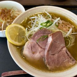 【限定】特製青唐辛子らーめん930円+ジロめし(ランチサー)