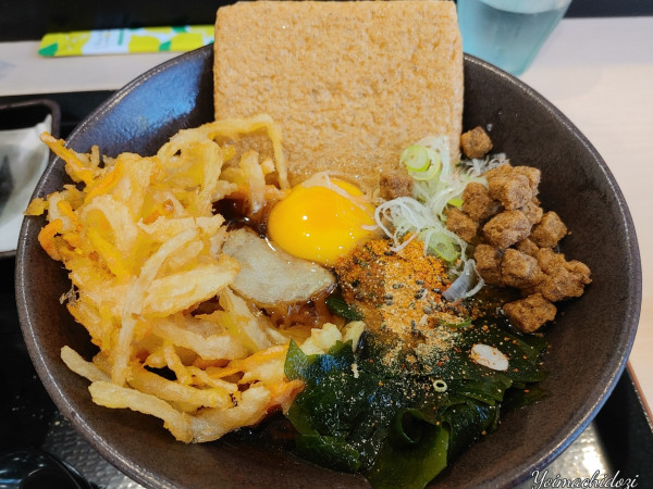 「朝そば（温玉：450円）、三陸わかめ（無料）」@ゆで太郎 北本深井店の写真