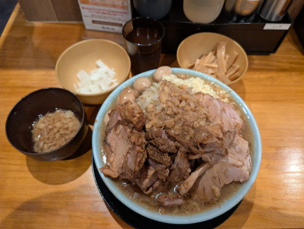 「豚3枚ラーメン・玉ねぎ・メンマ・うずら」@俺の生きる道 錦糸町店の写真