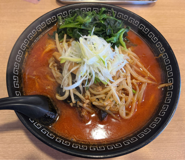 「大盛鉄火麺3辛　サービスほうれん草　麺硬　1150円」@北海道らーめん 龍源 所沢二号店の写真