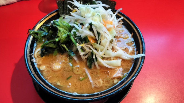 「ラーメン中盛1040円＋野菜畑100円」@厚木家の写真