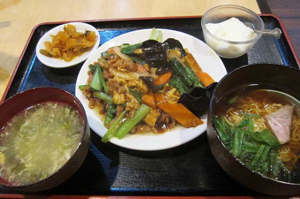 「豚肉とキクラゲの玉子炒めの定食　800円＋半ラーメン200円」@花彫酒家の写真