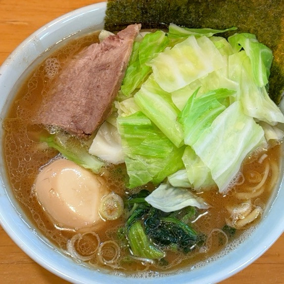 「得ラーメン 並 950円＋無料半ライス」@横浜家系ラーメン みと家の写真