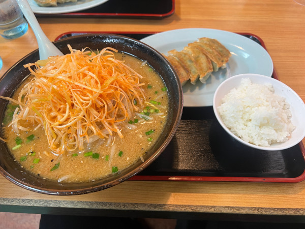 「みそらーめん+餃子　1200円　辛ネギ230円大盛り280円」@くるまやラーメン 根岸店の写真