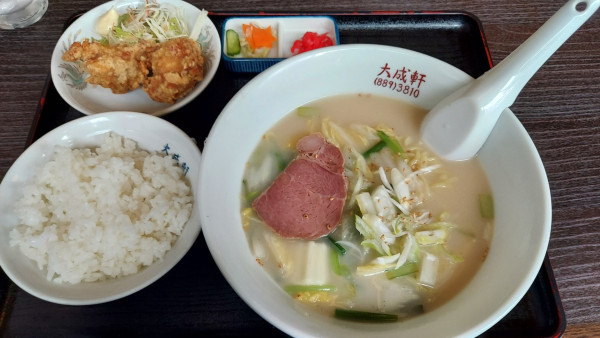 「白湯麵（パイタンメン）ら鶏唐揚げライスセット 850円」@中華料理 大成軒の写真