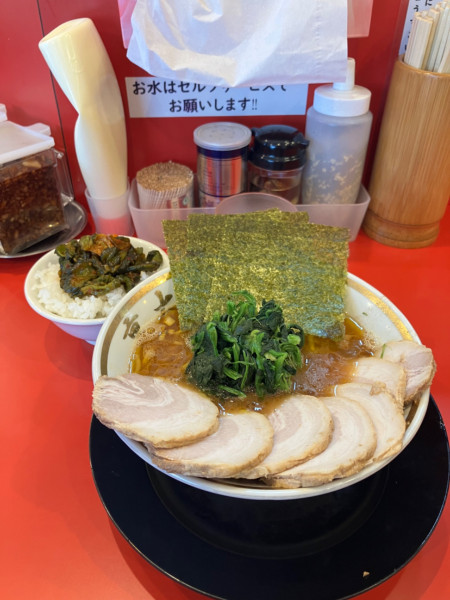 「煮豚チャーシュー麺ダブル　ライス✖️3」@家系ラーメン 裏大輝家 青物横丁店の写真