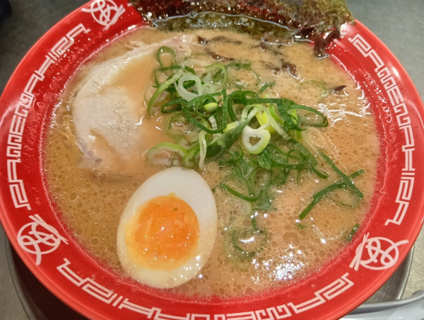「屋台ラーメン　硬め　替玉」@麺処あきら 神楽坂店の写真