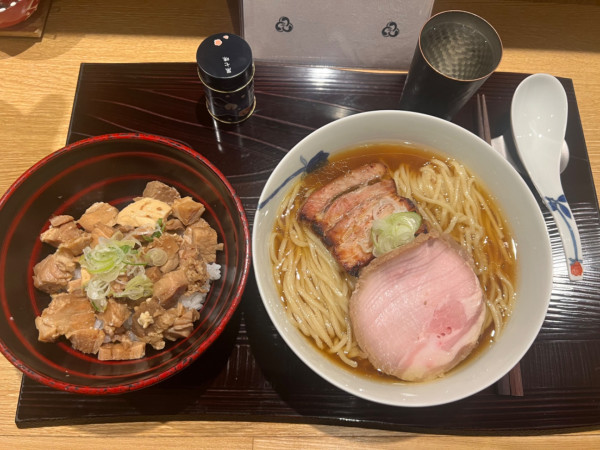 「醤油（細麺）1050円+大盛150円+チャーシュー丼300円」@麺 みつヰの写真