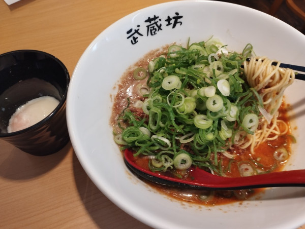 「ごま担担麺(2辛)(850)＋チラシ無料温泉タマゴ」@武蔵坊の写真