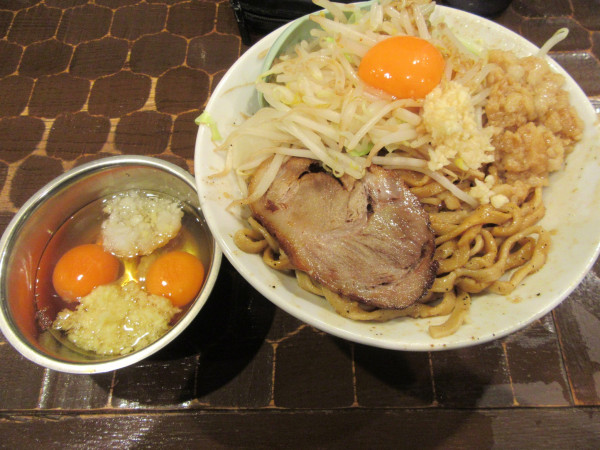 「まぜそば（１０５０円）＋ガリマヨ５０円＋コッコマン２５０円」@茨城豚そば 特龍 本店の写真