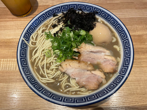 「濃厚煮干 大 ¥950 味玉 ¥100」@豚骨醤油 三輪の写真