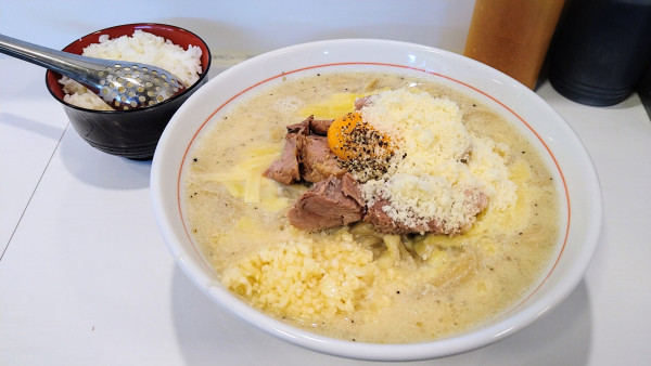 「【限定】カルボラーメン(ニンニク増し)+粉チーズ･ライス」@ハイパーファットンの写真