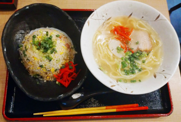 「ゴーヤチャーハンと沖縄そば（850円）」@がちま家 川崎店の写真