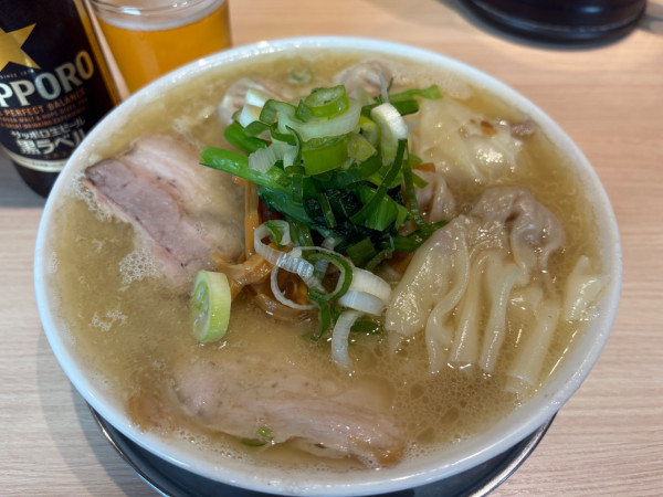 「塩ワンタンメン1300円+ビール小瓶(つまみ付)450円」@桜上水 船越の写真