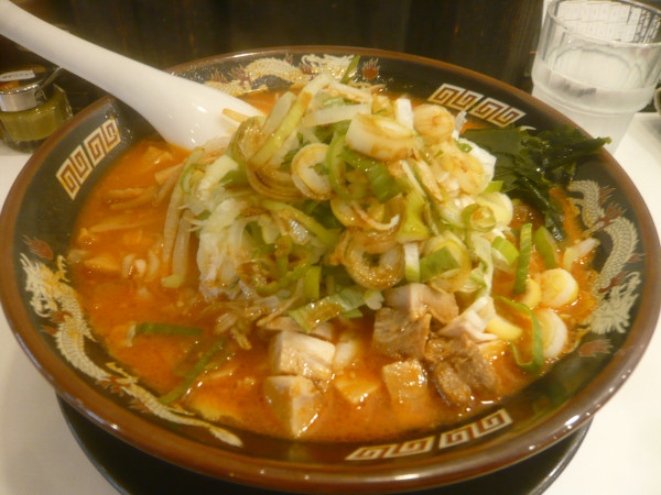 「激辛味噌らーめん（麺小盛り、+ネギ（トッピングサービス）」@北海道らーめん みそ熊 新橋店の写真