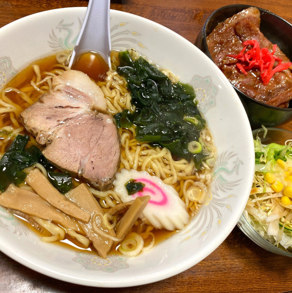 「ラーメン＋ミニ焼肉丼 900円」@焼肉食堂 大間々ゴルフ 食堂部の写真