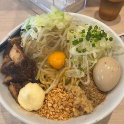 まぜそば　1050円　中盛100円　サービス味玉