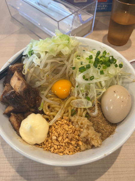 「まぜそば　1050円　中盛100円　サービス味玉」@らー麺 だるまの写真