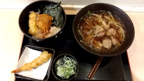 「ごろごろ鴨南蛮そば（８２０円）＋海老天（クーポン）」@ゆで太郎 三田3丁目店の写真