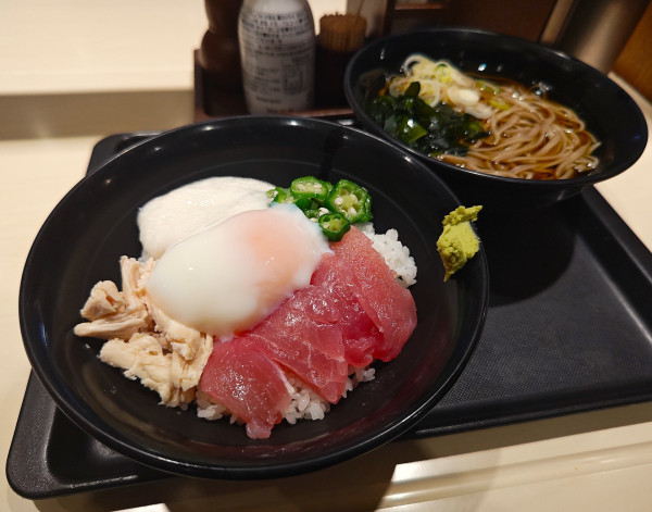 「【期間限定】マグロばくだん丼セット【店舗限定】」@名代 富士そば 池袋店の写真