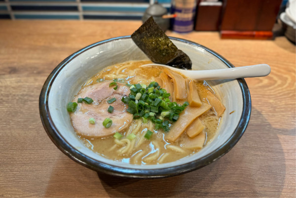 「らーめん（並盛）¥950」@風雲児 横浜店の写真