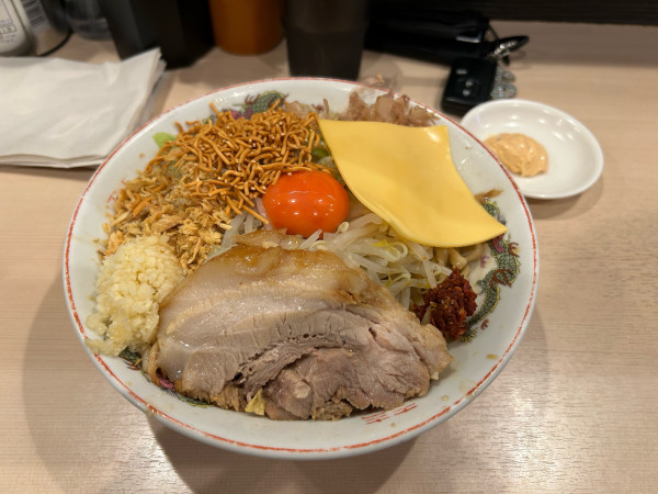 「11月限定ハイマウントまぜそば」@鷹の目 蒲田店の写真