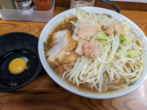 「ラーメン（少なめ）＋生卵」@ラーメン二郎 亀戸店の写真