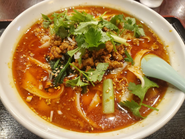 「麻辣刀削麺・辛め」@蓬莱春飯店 鶴見東口店の写真