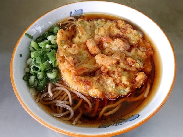 「海老と野菜のかき揚げそば（560円）」@桃中軒 沼津駅在来線上りホーム店の写真