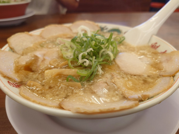 「特製醤油肉入りラーメン（背脂多め）」@ラーメン 魁力屋 海老名店の写真