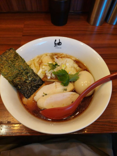 「特製醤油ラーメン＋鶏そぼろと豚のご飯」@紬生の写真