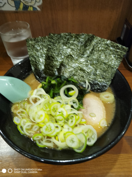 「らーめん+ネギ（固め濃いめ）」@らーめん家 せんだい 横浜駅西口店の写真