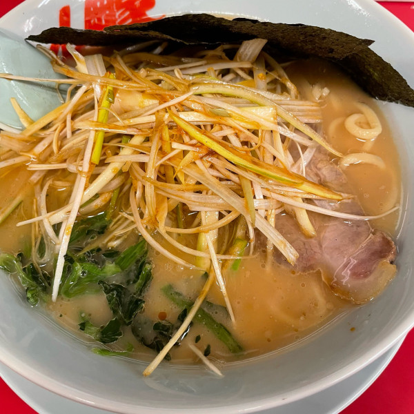 「醤油ラーメン 690円 味付ネギ 160円」@ラーメン山岡家 大泉店の写真