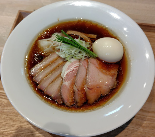 「特製中華蕎麦 1700円 吊るし焼きバラ 200円」@宍道湖しじみ中華蕎麦 琥珀 東京本店の写真