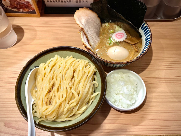 「特製つけ麺中盛り+玉ねぎ」@東京煮干中華そば 三三㐂 大森の写真