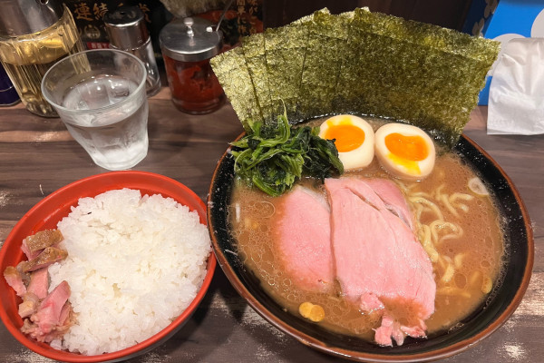 「のり玉ラーメン+小ライス」@神田ラーメン わいず 神田本店の写真