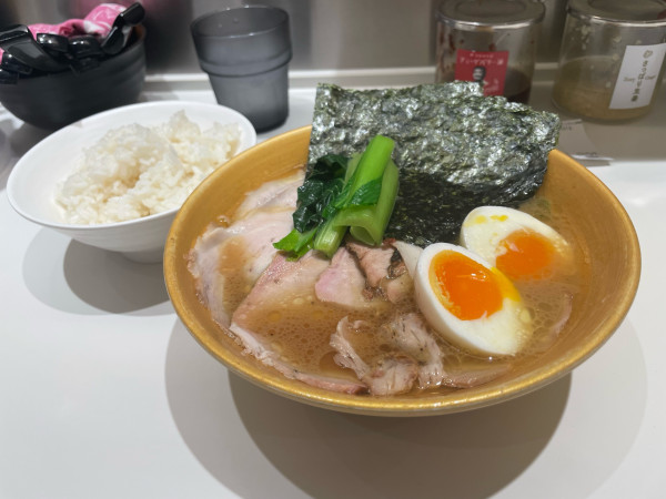 「革新家スペシャル + ライス」@家系ラーメン 革新家 TOKYOの写真