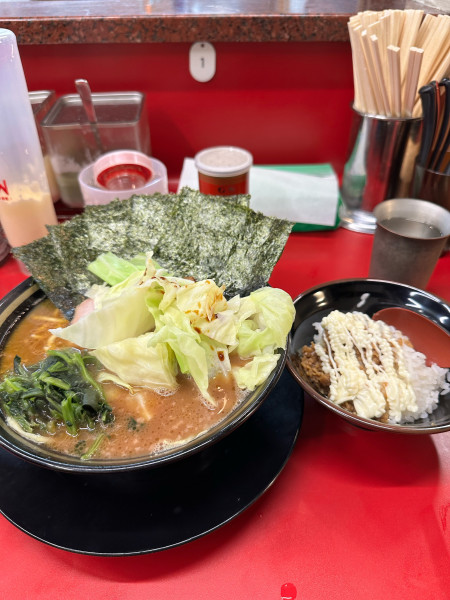 「ラーメン(かため普通普通)+のりキャベツ+半ライス」@IEKEI_TOKYO 王道家直系の写真