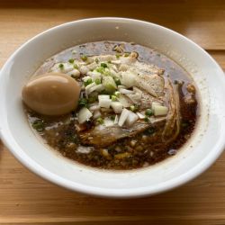 黒い鶏醤油拉麺、味玉