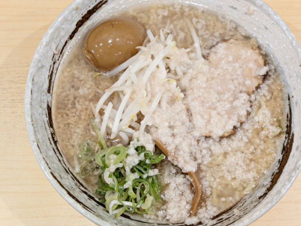 「らーめん＋味玉（脂多め）」@こってり脂らーめん きたろうの写真