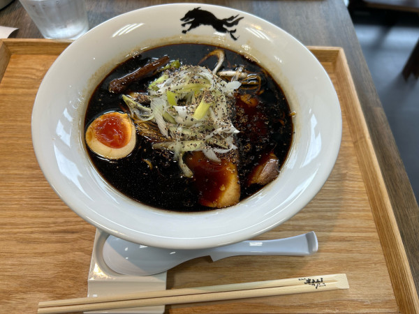 「温かいBLACK煮干しそば1100円」@麺馳走オオカミの写真
