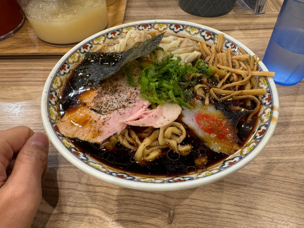 「ブラック雲呑」@くじら食堂 nonowa東小金井店の写真