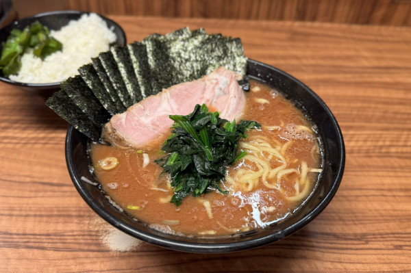 「ラーメン中¥1000、海苔¥100、ご飯¥100」@横浜家系らーめん 二代目 武道家の写真