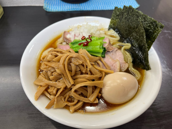 「禿醤油ラーメン+特製、大盛、メンマ」@自家製手打ち麺 禿の写真
