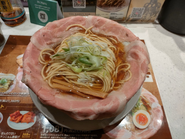 「大盛りピストル　チャーシュー5枚　985円」@ラーメン大戦争 西新宿店の写真